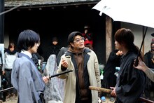 大友監督（中央）と話す神木隆之介（左）、佐藤健（右）。(c)和月伸宏／集英社 (c)2014「るろうに剣心 京都大火／伝説の最期」製作委員会