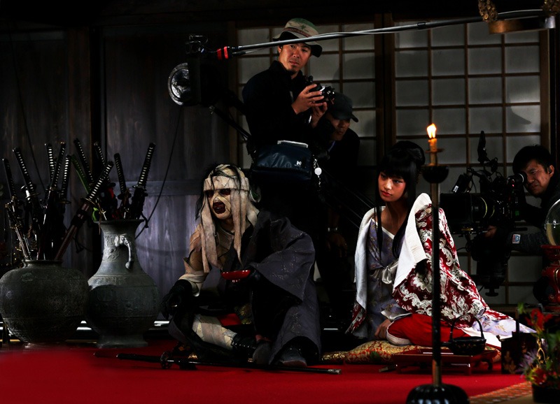 撮影現場より、藤原竜也演じる志々雄真実（左）と、高橋メアリージュン演じる駒形由美（右）。(c)和月伸宏／集英社 (c)2014「るろうに剣心 京都大火／伝説の最期」製作委員会