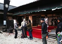 撮影現場より、志々雄真実の屋敷でのシーン。(c)和月伸宏／集英社 (c)2014「るろうに剣心 京都大火／伝説の最期」製作委員会