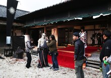 撮影現場より、志々雄真実の屋敷でのシーン。(c)和月伸宏／集英社 (c)2014「るろうに剣心 京都大火／伝説の最期」製作委員会