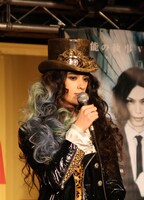 葬儀屋ジェイの衣装に身を包んだ栗原類。