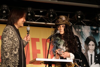 タロットカード占いを披露する栗原類（右）と松橋プロデューサー（左）。