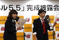 公開アフレコに挑戦する逢沢りな（左）とFROGMAN（右）。