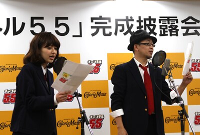 公開アフレコに挑戦する逢沢りな（左）とFROGMAN（右）。