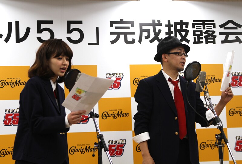 公開アフレコに挑戦する逢沢りな(左)とFROGMAN(右)。