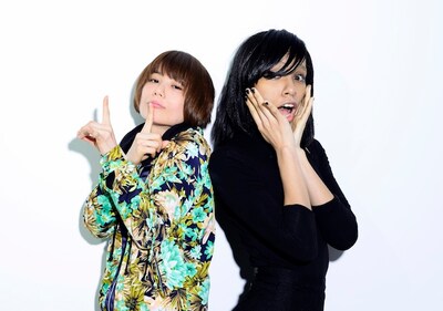 左から後藤まりこ、アヴちゃん（女王蜂）。