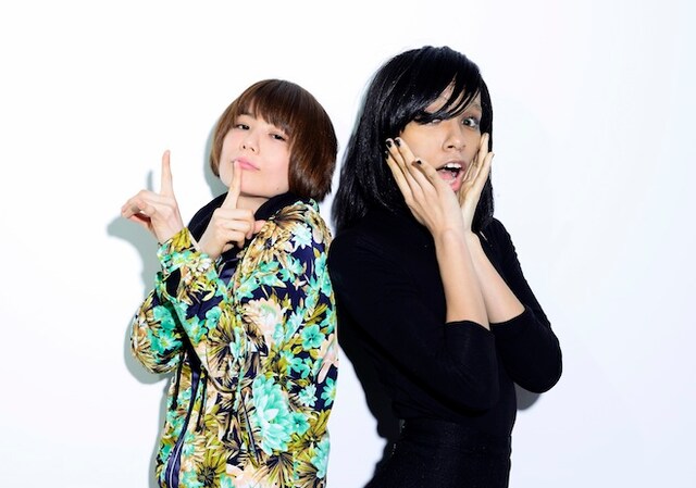 左から後藤まりこ、アヴちゃん（女王蜂）。