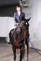 中島健人とともに、栗毛の馬に乗って登場した広瀬アリス。