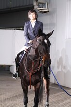 中島健人とともに、栗毛の馬に乗って登場した広瀬アリス。
