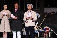 （左から）吹石一恵、竹内力、吉田監督、牛。