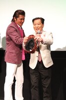 イベント同様、竹内力に手伝ってもらいながら舞台挨拶でも「くるりんぱ」をやろうとする上島竜兵。