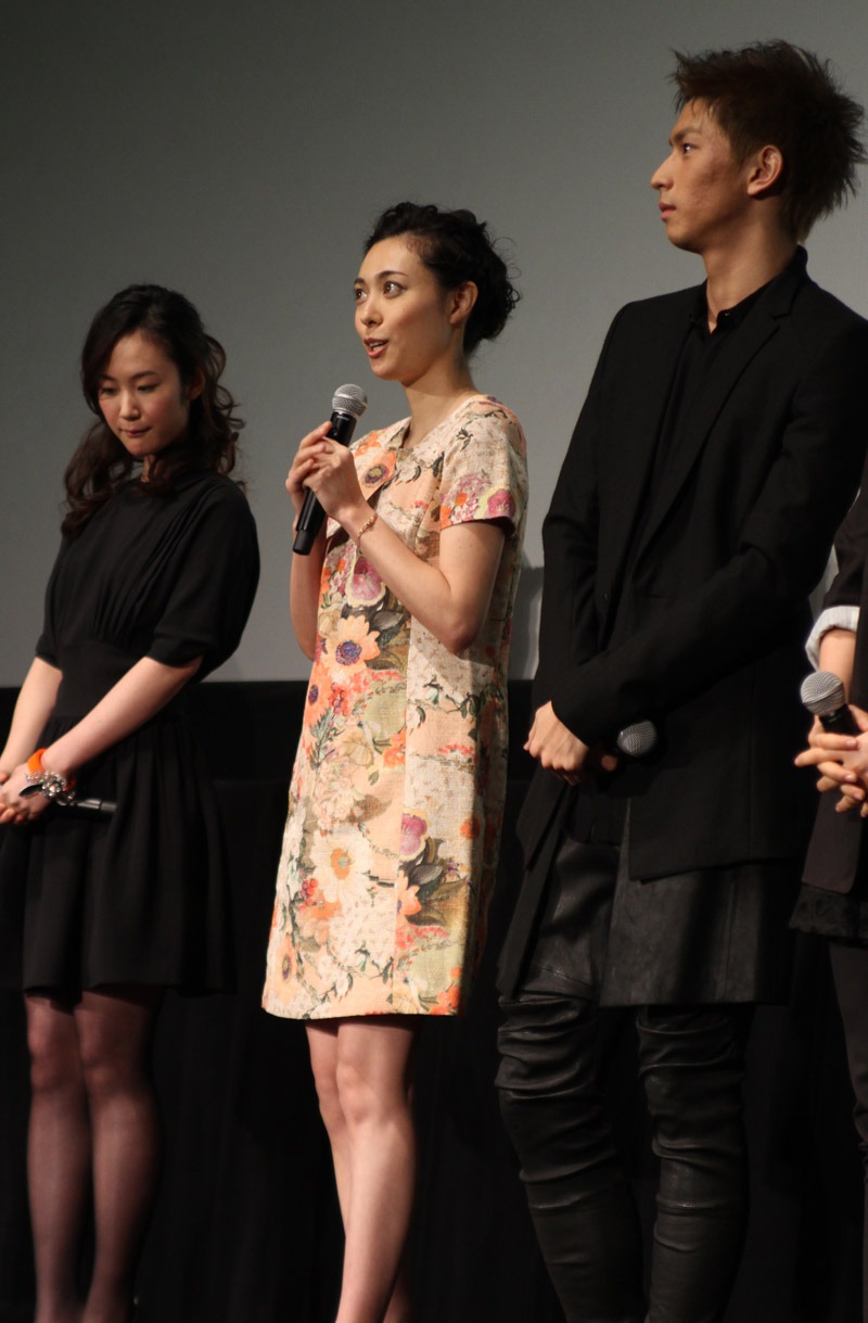 吹石一恵（中央）