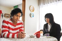 映画「マザー」より。写真左から片岡愛之助、舞羽美海。