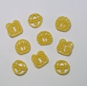 「ドラえもんパスタ」の内容。ドラえもん、ドラミ、鈴の形をしたパスタが入っている。