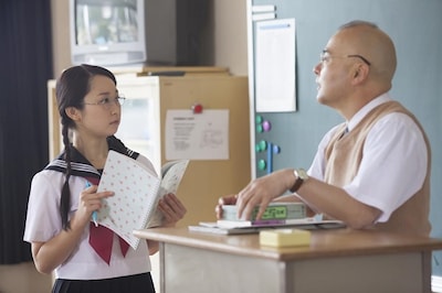 映画「女の穴」より。左が石川優実演じる萩本小鳩。 (c)ふみふみこ／徳間書店・2014映画「女の穴」製作委員会