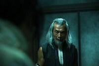 「るろうに剣心 京都大火編/伝説の最期編」より、四乃森蒼紫と翁の戦闘シーン。(c)2014「るろうに剣心 京都大火／伝説の最期」製作委員会