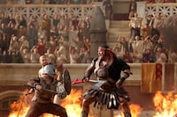 映画「テルマエ・ロマエII」より、曙の決闘シーン。(c)2014「テルマエ・ロマエⅡ」製作委員会