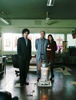 写真左から、村木演じるオダギリジョー、所長演じる石橋蓮司、メグミ演じる小泉麻耶。(c)「リバースエッジ 大川端探偵社」製作委員会