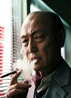 所長を演じる石橋蓮司。(c)「リバースエッジ 大川端探偵社」製作委員会