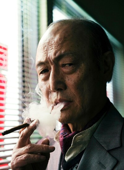 所長を演じる石橋蓮司。(c)「リバースエッジ 大川端探偵社」製作委員会