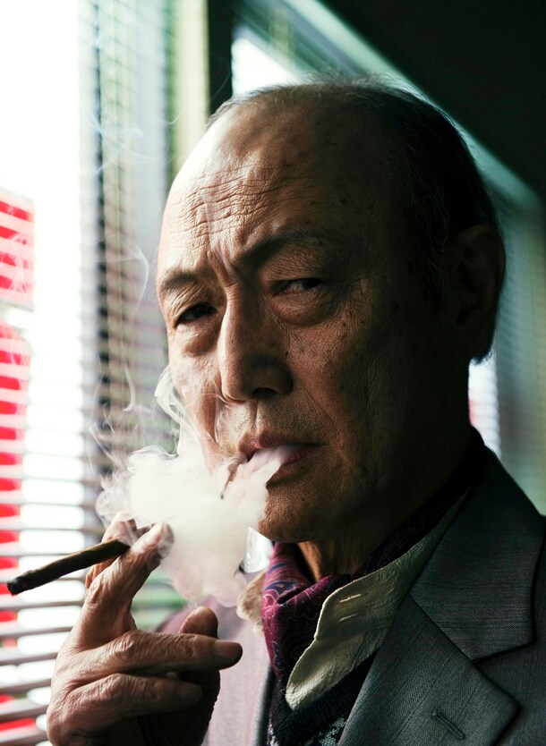 所長を演じる石橋蓮司。(c)「リバースエッジ 大川端探偵社」製作委員会