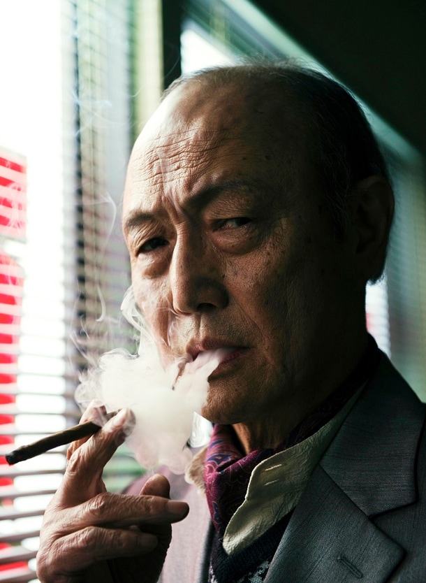 所長を演じる石橋蓮司。(c)「リバースエッジ 大川端探偵社」製作委員会