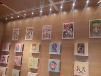 「なかよし×hontoカフェ ～大好き！なかよし魔法少女展～」の様子。