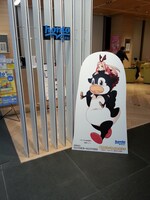 「なかよし×hontoカフェ ～大好き！なかよし魔法少女展～」の様子。