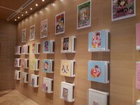 「なかよし×hontoカフェ ～大好き！なかよし魔法少女展～」の様子。
