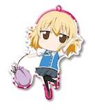 「ディーふらぐ！ トレーディングメタルチャームストラップ」の柴崎芦花。(c)春野友矢／株式会社KADOKAWA メディアファクトリー刊／ディーふらぐ！製作委員会