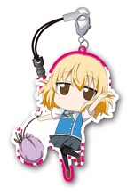 「ディーふらぐ！ トレーディングメタルチャームストラップ」の柴崎芦花。(c)春野友矢／株式会社KADOKAWA メディアファクトリー刊／ディーふらぐ！製作委員会