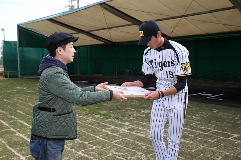 森田まさのり（左）と藤浪選手（右）。