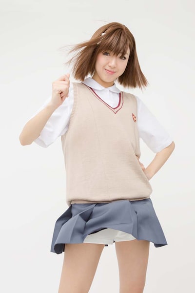 「美琴のショートパンツ」の使用例。モデル：白幡いちほ（少女ジャンプーズ）撮影：Studio iG (c)鎌池和馬／冬川基／アスキー・メディアワークス／PROJECT-RAILGUN S