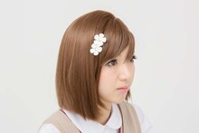 「美琴の髪飾り」の使用例。モデル：白幡いちほ（少女ジャンプーズ）撮影：Studio iG (c)鎌池和馬／冬川基／アスキー・メディアワークス／PROJECT-RAILGUN S