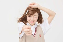 「美琴の髪飾り」の使用例。モデル：白幡いちほ（少女ジャンプーズ）撮影：Studio iG (c)鎌池和馬／冬川基／アスキー・メディアワークス／PROJECT-RAILGUN S