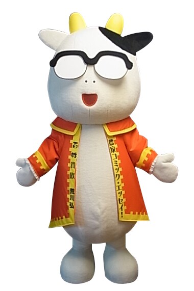 書店を訪問する「百姓貴族」ウシの着ぐるみ。