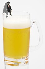 コップのフチのアイツ「なれなれしいアイツ」の使用イメージ。(c)ステーキ/タナカカツキ/KITAN CLUB