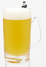 コップのフチのアイツ「引っかかりアイツ」の使用イメージ。(c)ステーキ/タナカカツキ/KITAN CLUB