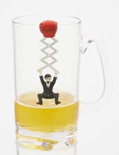 コップのフチのアイツ「マジックハンドアイツ」の使用イメージ。(c)ステーキ/タナカカツキ/KITAN CLUB