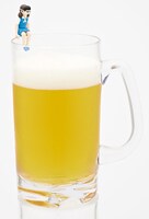 コップのフチのアイツ「アイツはフチ子」の使用イメージ。(c)ステーキ/タナカカツキ/KITAN CLUB