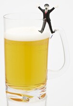 コップのフチのアイツ「裂けるアイツ」の使用イメージ。(c)ステーキ/タナカカツキ/KITAN CLUB