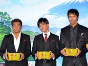 写真左から宍戸開、北村一輝、阿部寛。