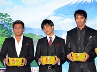 写真左から宍戸開、北村一輝、阿部寛。