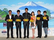 写真左から宍戸開、北村一輝、阿部寛、上戸彩、市村正親、ヤマザキマリ。