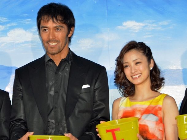 「テルマエ・ロマエII」の完成報告会見より。写真左から阿部寛、上戸彩。