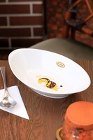 中央が「カレー沢のカレー皿」。手前が福神漬け。