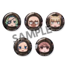 特典の「32mm缶バッジ5個セット鉄の処女柄」。 (c)水薙竜・講談社／ウィッチクラフトワークス製作委員会