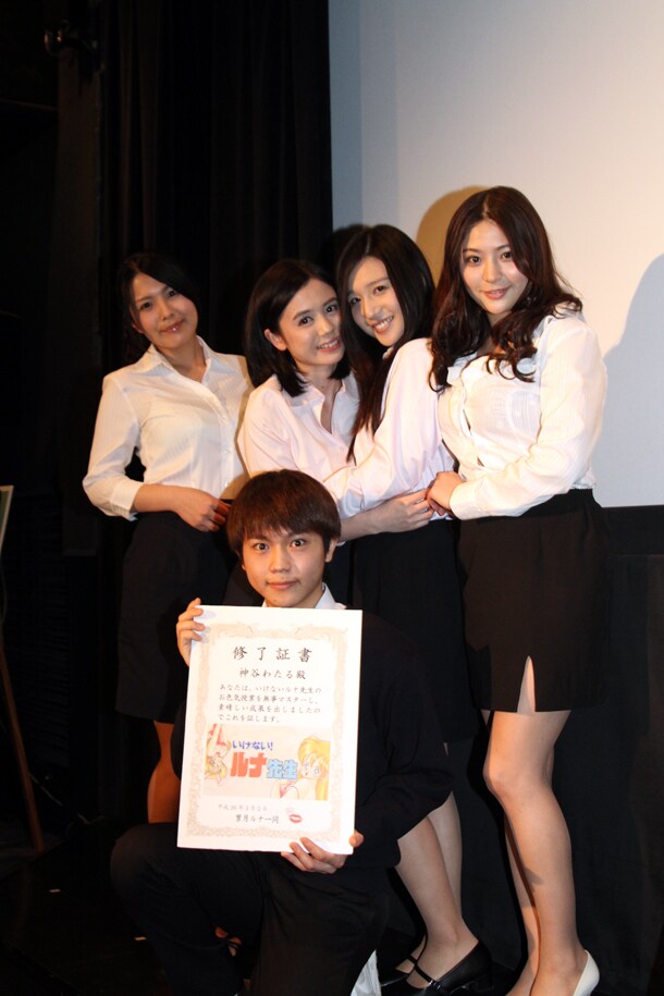 「いけない！ルナ先生」上映会より。写真は修了証書を持つ深澤大河と、上段左から大塚れん、吉川あいみ、古川いおり、めぐり。
