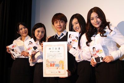 写真左から大塚れん、吉川あいみ、深澤大河、古川いおり、めぐり。