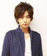 三浦翔平。三浦演じる茸本和磨は薫の元同僚で、何かと薫に絡む人物。社交性と愛嬌でおいしい仕事にありつく世渡り上手だが、ギャンブル好きで常に金欠にあえいでいる。会う度に職が変わっているなど、仕事にこだわりがない。